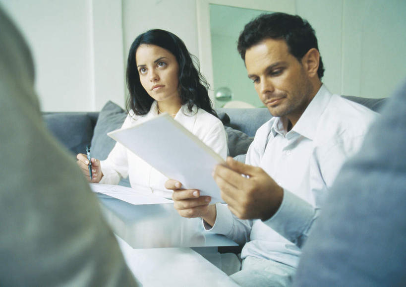 西方人,背部,三个人,同事,商务人士,商务男性,商务女性,办公室,坐,说,横图,室内,白天,正面,衬衫,讨论,成功,合作,团队,集体,信心,欧洲,欧洲人,套装,材料,档案,文件,领带,拿,拿着,注视,队伍,资料,观察,看,观看,察看,领导,成就,关注,文档,商务装,合伙,领袖,工薪阶层,交流,男人,男性,年轻男性,年轻女性,女人,女性,白种人,年轻人,白领,上班族,沟通,讲话,交谈,商讨,说话,谈话,坐着,半身,彩图,衬衣