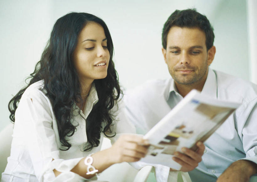 西方人,两个人,同事,商务人士,商务男性,商务女性,办公室,坐,说,横图,室内,白天,正面,衬衫,讨论,成功,合作,团队,集体,信心,欧洲,欧洲人,套装,材料,档案,文件,墙,领带,拿,拿着,注视,队伍,墙壁,墙面,资料,观察,看,观看,察看,领导,成就,关注,文档,商务装,合伙,领袖,工薪阶层,交流,男人,男性,年轻男性,年轻女性,女人,女性,白种人,年轻人,白领,上班族,沟通,讲话,交谈,商讨,说话,谈话,坐着,半身,彩图,衬衣