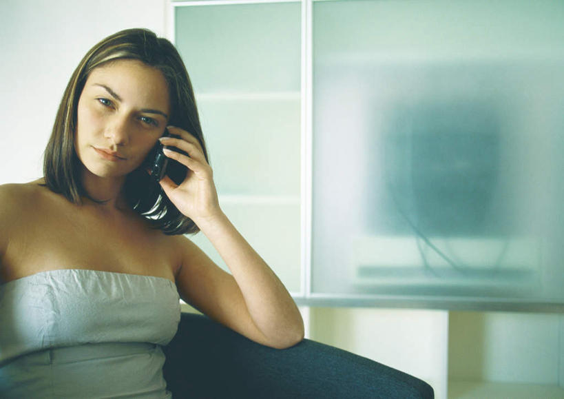 西方人,一个人,坐,笑,打电话,微笑,横图,室内,白天,正面,电话,手机,欧洲,欧洲人,仅一个年轻女性,仅一个女性,仅一个人,墙,拿,拿着,注视,通讯设备,墙壁,墙面,观察,看,观看,察看,关注,交流,年轻女性,女人,女性,白种人,沟通,通话,坐着,半身,彩图