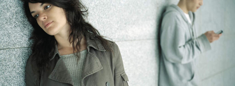 西方人,两个人,站,打电话,横图,室外,白天,正面,爱情,电话,手机,欧洲,欧洲人,墙,浪漫,拿,拿着,注视,通讯设备,墙壁,墙面,观察,看,靠,靠着,站着,温暖,温馨,恩爱,恋人,观看,和睦,察看,关注,交流,男人,男性,年轻男性,年轻女性,女人,女性,白种人,情侣,沟通,通话,站立,半身,彩图,伴侣,融洽