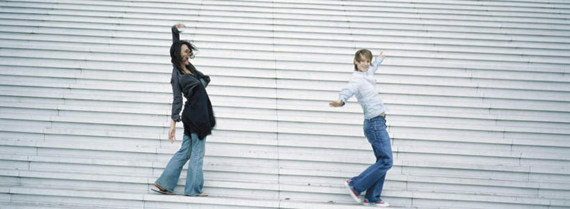 西方人,两个人,伙伴,朋友,站,举,横图,室外,白天,侧面,友谊,楼梯,欧洲,欧洲人,阶梯,注视,台阶,观察,看,托,站着,观看,察看,关注,友情,年轻女性,女人,女性,白种人,举起,举手,举着,向上举,向上伸,向上托,站立,彩图,全身