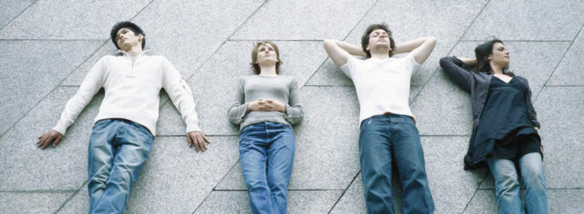 西方人,四个人,伙伴,朋友,躺,笑,微笑,横图,俯视,室外,白天,爱情,友谊,道路,路,公路,欧洲,欧洲人,交通,浪漫,温暖,温馨,恩爱,恋人,和睦,双手抱头,友情,男人,男性,年轻男性,年轻女性,女人,女性,白种人,情侣,马路,躺着,半身,彩图,高角度拍摄,伴侣,融洽