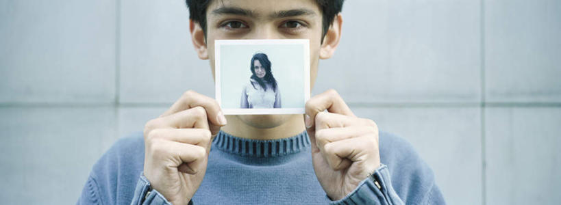 西方人,脸,头,鼻子,脸颊,一个人,站,横图,照片,室外,白天,正面,欧洲,欧洲人,仅一个男性,仅一个人,朦胧,模糊,墙,拿,拿着,注视,墙壁,墙面,仅一个年轻男性,观察,看,站着,遮,遮掩,摄影,观看,察看,掩盖,遮挡,关注,遮盖,掩饰,男人,男性,年轻男性,白种人,头部,脸部,脸蛋,面部,相片,站立,半身,彩图,拍摄,照相