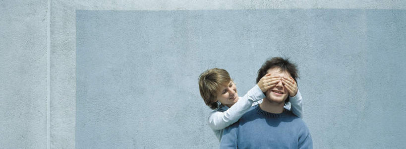 西方人,眼睛,眉毛,睫毛,两个人,站,横图,室外,白天,正面,爱情,欧洲,欧洲人,瞳孔,阴影,光线,影子,墙,浪漫,注视,墙壁,墙面,阳光,观察,看,站着,温暖,温馨,恩爱,遮,遮掩,眼部,恋人,观看,和睦,察看,掩盖,遮挡,关注,遮盖,掩饰,男人,男性,年轻男性,年轻女性,女人,女性,白种人,睫,眉,眼,眼睫毛,眼眉,情侣,站立,半身,彩图,伴侣,融洽,眼眉毛