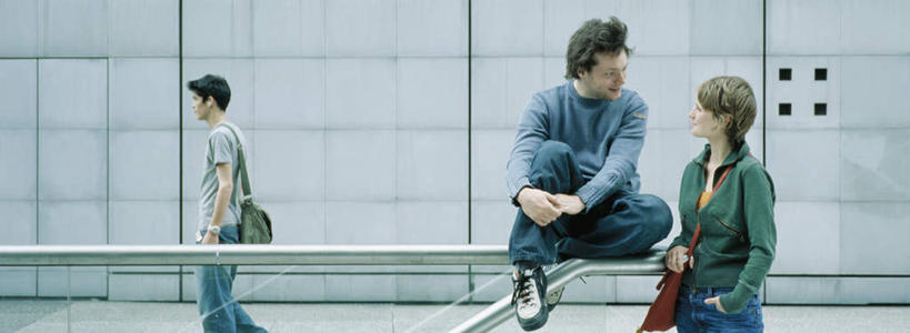 西方人,三个人,栏杆,站,走,横图,室外,白天,正面,爱情,欧洲,欧洲人,墙,围栏,浪漫,注视,护栏,墙壁,墙面,观察,看,站着,温暖,温馨,恩爱,恋人,观看,和睦,察看,关注,男人,男性,年轻男性,年轻女性,女人,女性,白种人,情侣,步行,散步,站立,走路,半身,彩图,伴侣,融洽