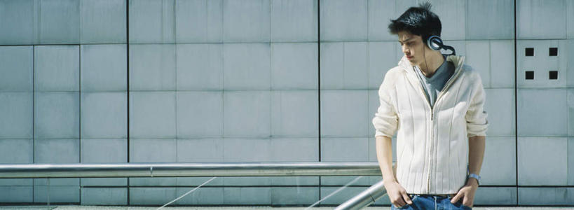 西方人,一个人,栏杆,站,横图,室外,白天,正面,快乐,满意,幸福,欧洲,欧洲人,仅一个男性,仅一个人,墙,围栏,音响,音乐,注视,娱乐,护栏,墙壁,墙面,仅一个年轻男性,耳机,观察,看,站着,享受,休闲,放松,观看,察看,舒适,享乐,关注,双手抄兜,双手放兜,男人,男性,年轻男性,白种人,插兜,两手抄兜,两手放兜,手插兜,手放口袋,站立,半身,彩图,手抄兜