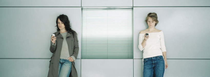 西方人,两个人,伙伴,朋友,站,打电话,横图,室外,白天,正面,友谊,电话,手机,欧洲,欧洲人,墙,拿,拿着,注视,通讯设备,墙壁,墙面,观察,看,站着,观看,察看,关注,交流,友情,年轻女性,女人,女性,白种人,沟通,通话,站立,半身,彩图