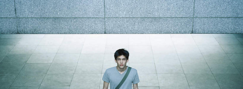 西方人,一个人,站,横图,俯视,室外,白天,道路,路,公路,欧洲,欧洲人,仅一个男性,仅一个人,墙,交通,注视,墙壁,墙面,仅一个年轻男性,观察,看,站着,观看,察看,关注,男人,男性,年轻男性,白种人,马路,站立,半身,彩图,高角度拍摄