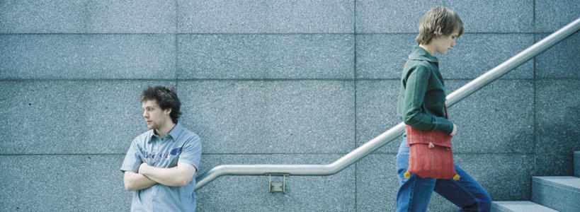 西方人,两个人,伙伴,朋友,栏杆,站,双手交叉,横图,室外,白天,正面,友谊,楼梯,欧洲,欧洲人,扶手,阶梯,墙,注视,护栏,墙壁,墙面,台阶,观察,看,站着,观看,察看,双手抱胸,关注,友情,男人,男性,年轻男性,年轻女性,女人,女性,白种人,站立,半身,彩图