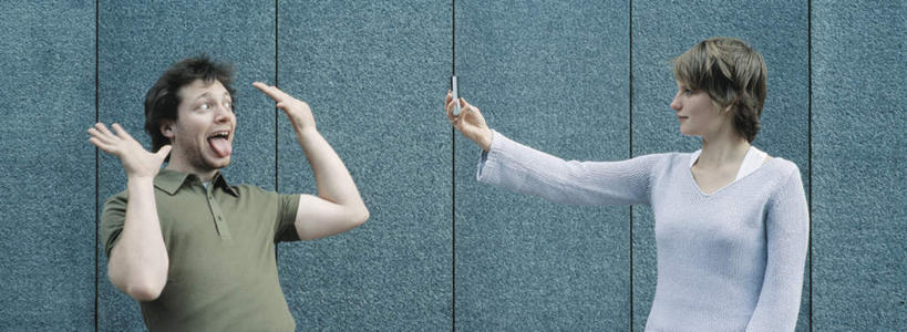 西方人,两个人,伙伴,朋友,站,打电话,横图,室外,白天,正面,友谊,电话,手机,欧洲,欧洲人,墙,拿,拿着,注视,通讯设备,吐舌头,墙壁,墙面,观察,看,伸舌头,站着,鬼脸,吐舌,观看,察看,关注,交流,友情,男人,男性,年轻男性,年轻女性,女人,女性,白种人,沟通,通话,站立,半身,彩图