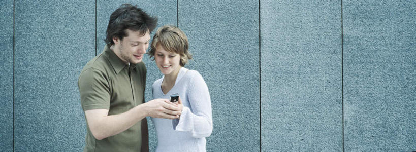 西方人,两个人,伙伴,朋友,站,笑,打电话,微笑,露齿笑,横图,室外,白天,正面,友谊,电话,手机,欧洲,欧洲人,墙,拿,拿着,注视,通讯设备,墙壁,墙面,观察,看,站着,观看,察看,关注,交流,友情,男人,男性,年轻男性,年轻女性,女人,女性,白种人,沟通,通话,站立,半身,彩图