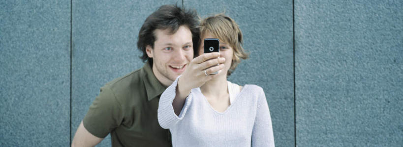 西方人,两个人,伙伴,朋友,站,笑,打电话,微笑,露齿笑,横图,室外,白天,正面,友谊,电话,手机,欧洲,欧洲人,墙,拿,拿着,注视,通讯设备,墙壁,墙面,拍照,观察,看,站着,摄影,观看,察看,关注,交流,友情,男人,男性,年轻男性,年轻女性,女人,女性,白种人,沟通,通话,站立,半身,彩图,照相