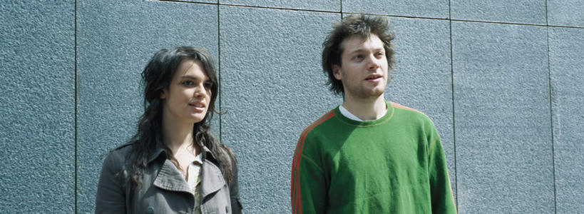 西方人,两个人,伙伴,朋友,站,笑,微笑,横图,室外,白天,正面,友谊,欧洲,欧洲人,墙,注视,墙壁,墙面,观察,看,站着,观看,察看,关注,友情,男人,男性,年轻男性,年轻女性,女人,女性,白种人,站立,半身,彩图