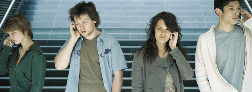 西方人,四个人,伙伴,朋友,站,打电话,横图,室外,白天,正面,友谊,楼梯,电话,手机,欧洲,欧洲人,阶梯,拿,拿着,注视,通讯设备,台阶,观察,看,站着,观看,察看,关注,交流,友情,男人,男性,年轻男性,年轻女性,女人,女性,白种人,沟通,通话,站立,半身,彩图