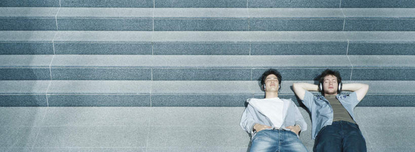 西方人,两个人,伙伴,朋友,躺,闭眼,横图,俯视,室内,白天,友谊,楼梯,欧洲,欧洲人,阴影,光线,影子,阶梯,台阶,阳光,双手抱头,友情,男人,男性,年轻男性,白种人,闭眼睛,闭着眼,闭着眼睛,躺着,半身,彩图,高角度拍摄