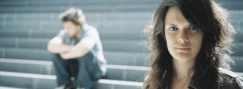 西方人,两个人,站,坐,双手交叉,横图,室外,特写,白天,正面,爱情,楼梯,欧洲,欧洲人,阴影,朦胧,模糊,光线,影子,阶梯,浪漫,注视,台阶,阳光,观察,看,站着,温暖,温馨,恩爱,恋人,观看,和睦,察看,双手抱胸,关注,男人,男性,年轻男性,年轻女性,女人,女性,白种人,情侣,站立,坐着,半身,彩图,伴侣,融洽