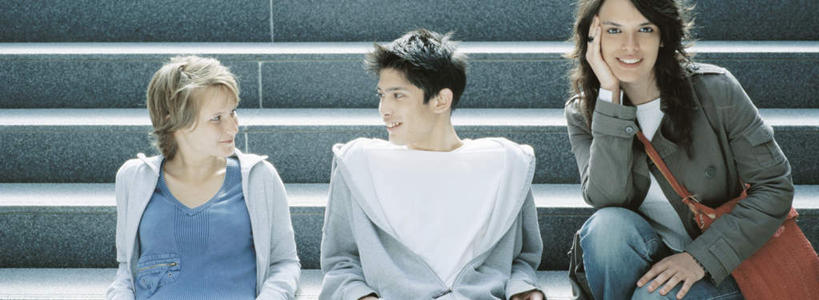 西方人,三个人,坐,笑,微笑,露齿笑,横图,室外,白天,正面,爱情,楼梯,欧洲,欧洲人,撑,阶梯,浪漫,托腮,注视,台阶,观察,看,托,温暖,温馨,恩爱,恋人,观看,和睦,察看,关注,托下巴,男人,男性,年轻男性,年轻女性,女人,女性,白种人,情侣,坐着,半身,彩图,伴侣,融洽