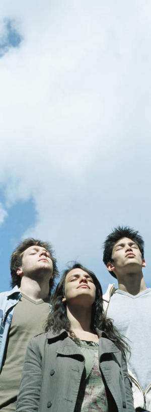 西方人,三个人,伙伴,朋友,站,闭眼,竖图,室外,白天,仰视,爱情,友谊,欧洲,欧洲人,阴影,光线,影子,云,云朵,浪漫,云彩,注视,蓝色,白云,蓝天,天空,阳光,天,观察,看,站着,温暖,温馨,恩爱,恋人,观看,和睦,察看,关注,友情,男人,男性,年轻男性,年轻女性,女人,女性,白种人,情侣,闭眼睛,闭着眼,闭着眼睛,站立,半身,彩图,低角度拍摄,伴侣,融洽