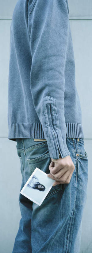 西方人,一个人,站,竖图,照片,室外,白天,侧面,欧洲,欧洲人,仅一个男性,仅一个人,墙,拿,拿着,注视,墙壁,墙面,仅一个年轻男性,观察,看,站着,摄影,观看,察看,关注,男人,男性,年轻男性,白种人,相片,站立,彩图,全身,拍摄,照相