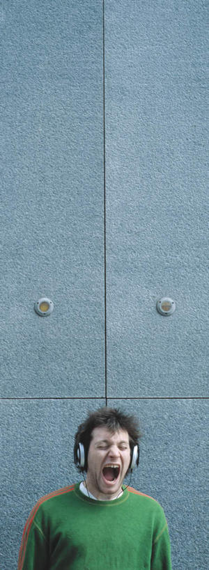 西方人,一个人,站,竖图,室外,白天,正面,快乐,满意,幸福,欧洲,欧洲人,仅一个男性,仅一个人,惊讶,墙,音响,音乐,注视,娱乐,墙壁,墙面,仅一个年轻男性,耳机,观察,看,站着,张嘴,享受,休闲,放松,观看,惊奇,察看,舒适,享乐,关注,张大嘴巴,男人,男性,年轻男性,白种人,张开嘴,站立,彩图,全身