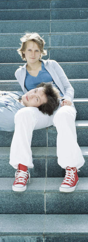 西方人,三个人,坐,笑,微笑,竖图,室外,白天,正面,爱情,楼梯,欧洲,欧洲人,阴影,光线,影子,阶梯,浪漫,注视,台阶,阳光,观察,看,温暖,温馨,恩爱,恋人,观看,和睦,察看,关注,男人,男性,年轻男性,年轻女性,女人,女性,白种人,情侣,坐着,彩图,全身,伴侣,融洽