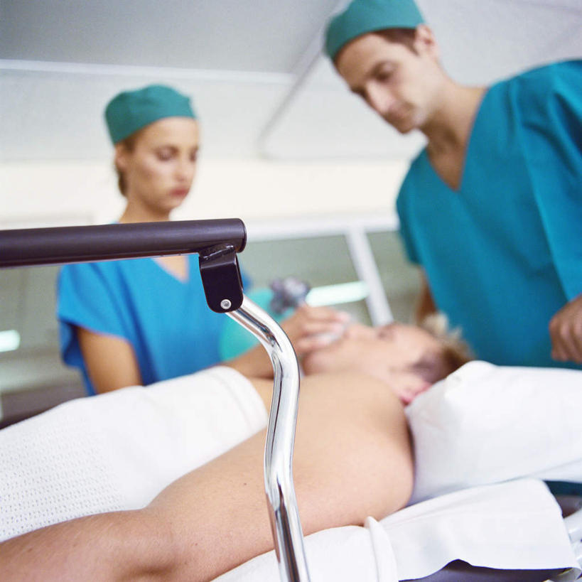 西方人,三个人,医生,病人,医院,站,躺,方图,室内,白天,仰视,窗户,床,天花板,帽子,欧洲,欧洲人,握,墙,床单,拿,拿着,注视,被子,玻璃窗,墙壁,墙面,观察,看,站着,医护人员,医疗人员,氧气罩,握着,单人床,观看,察看,被单,关注,医疗机构,医生帽,卧着,男人,男性,年轻男性,年轻女性,女人,女性,白种人,大夫,患者,就医者,躺着,卧,站立,半身,彩图,低角度拍摄,病院,诊所