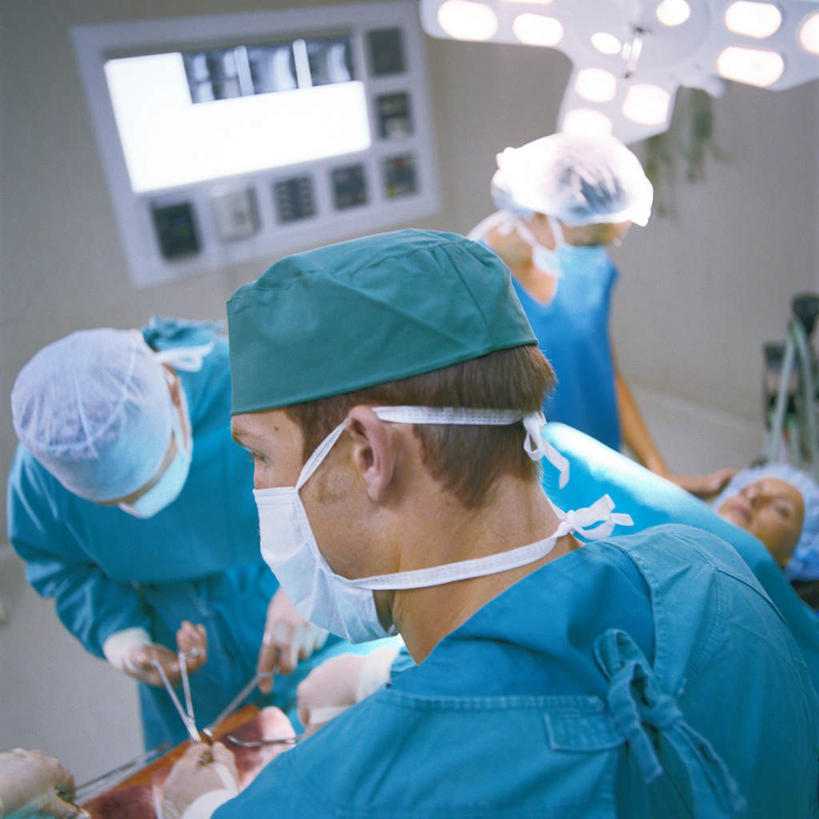 西方人,四个人,医生,病人,医院,站,躺,方图,俯视,室内,白天,照明,欧洲,欧洲人,分离,剪刀,钳子,墙,灯光,过滤,分开,注视,顶灯,墙壁,墙面,灯,口罩,灯具,观察,看,站着,医护人员,医疗人员,隔断,遮掩,观看,隔离,照亮,察看,手术,卫生,手术灯,操作,掩盖,遮挡,白大褂,照明设备,关注,净化,间隔,医疗器械,预防,手术台,遮盖,防尘,医疗机构,医生帽,执行,掩饰,断绝,隔开,屏蔽,屏绝,远离,中断,阻遏,阻隔,卧着,男人,男性,年轻男性,年轻女性,女人,女性,白种人,大夫,患者,就医者,躺着,卧,站立,半身,彩图,高角度拍摄,病院,诊所