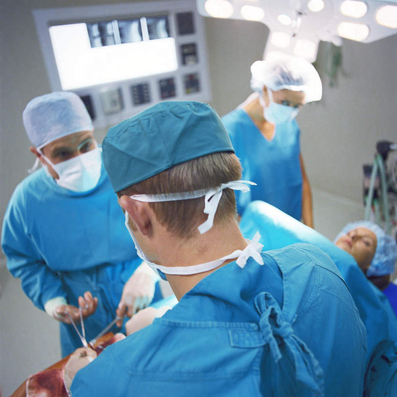 西方人,背部,四个人,医生,病人,医院,站,躺,方图,室内,白天,正面,照明,欧洲,欧洲人,分离,剪刀,钳子,墙,灯光,过滤,分开,注视,顶灯,墙壁,墙面,灯,口罩,灯具,观察,看,站着,医护人员,医疗人员,隔断,遮掩,观看,隔离,照亮,察看,手术,卫生,手术灯,操作,掩盖,遮挡,白大褂,照明设备,关注,净化,间隔,医疗器械,预防,手术台,遮盖,防尘,医疗机构,医生帽,执行,掩饰,断绝,隔开,屏蔽,屏绝,远离,中断,阻遏,阻隔,卧着,男人,男性,年轻男性,年轻女性,女人,女性,白种人,大夫,患者,就医者,躺着,卧,站立,半身,彩图,病院,诊所