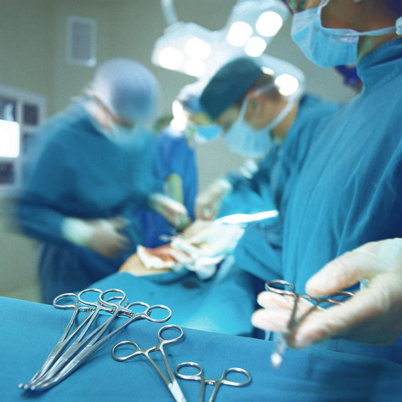 西方人,四个人,医生,医院,站,方图,室内,白天,侧面,照明,欧洲,欧洲人,握,朦胧,模糊,分离,剪刀,钳子,墙,灯光,过滤,拿,分开,拿着,注视,顶灯,墙壁,墙面,灯,口罩,医疗用品,灯具,观察,看,站着,医护人员,医疗人员,隔断,治疗,握着,遮掩,观看,隔离,照亮,察看,手术,医疗,医疗设备,卫生,手术灯,操作,掩盖,遮挡,输液,白大褂,照明设备,关注,净化,间隔,医疗器械,预防,手术台,遮盖,防尘,医疗机构,输液瓶,医生帽,静脉输液,执行,掩饰,断绝,隔开,屏蔽,屏绝,远离,中断,阻遏,阻隔,输液杆,男人,男性,年轻男性,年轻女性,女人,女性,白种人,大夫,站立,半身,彩图,病院,诊所,点滴