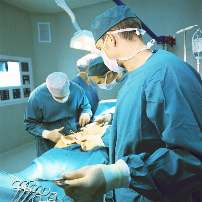 西方人,四个人,医生,医院,站,方图,室内,白天,正面,照明,欧洲,欧洲人,握,分离,剪刀,钳子,墙,灯光,过滤,拿,分开,拿着,注视,顶灯,墙壁,墙面,灯,口罩,医疗用品,灯具,观察,看,站着,医护人员,医疗人员,隔断,治疗,握着,遮掩,转身,观看,隔离,照亮,察看,手术,医疗,医疗设备,卫生,手术灯,操作,掩盖,遮挡,输液,白大褂,照明设备,关注,净化,间隔,医疗器械,预防,手术台,遮盖,防尘,医疗机构,输液瓶,医生帽,静脉输液,执行,掩饰,断绝,隔开,屏蔽,屏绝,远离,中断,阻遏,阻隔,输液杆,男人,男性,年轻男性,年轻女性,女人,女性,白种人,大夫,站立,半身,彩图,病院,诊所,点滴