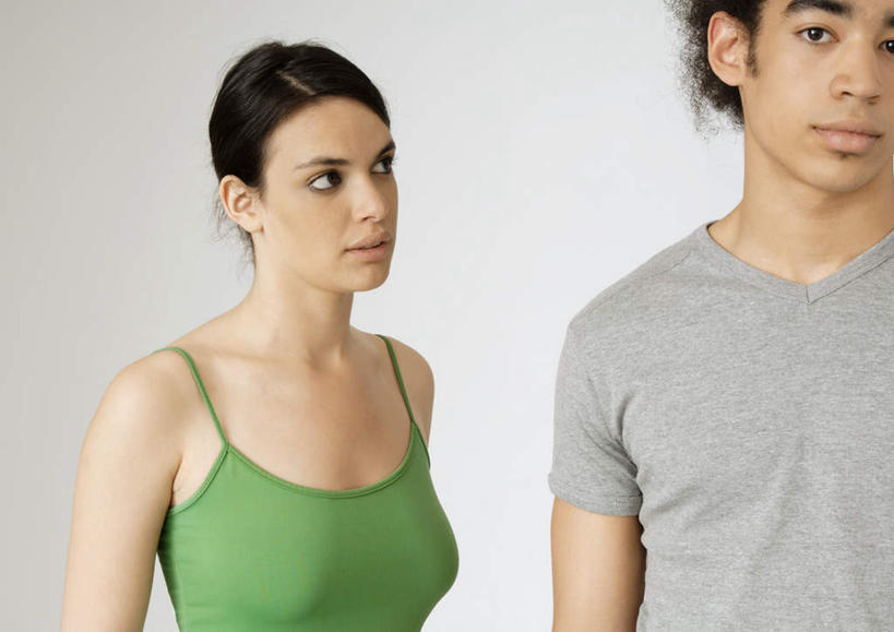 西方人,两个人,夫妻,站,横图,室内,白天,白色背景,正面,爱情,吊带,欧洲,欧洲人,服装,浪漫,注视,吊带衫,休闲装,衣服,绿色,灰色,观察,看,站着,休闲,休闲服,恩爱,恋人,摄影,服饰,影棚,观看,察看,关注,男人,男性,年轻男性,年轻女性,女人,女性,白种人,情侣,站立,半身,彩图,影棚拍摄,拍摄,伴侣