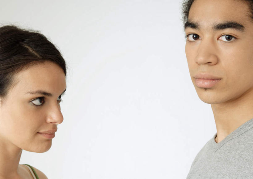 西方人,两个人,夫妻,站,横图,室内,白天,白色背景,侧面,爱情,欧洲,欧洲人,服装,浪漫,注视,休闲装,相视,衣服,观察,看,站着,休闲,面对面,休闲服,恩爱,恋人,摄影,服饰,影棚,观看,对视,察看,关注,相对,相看,男人,男性,年轻男性,年轻女性,女人,女性,白种人,情侣,站立,半身,彩图,影棚拍摄,拍摄,伴侣