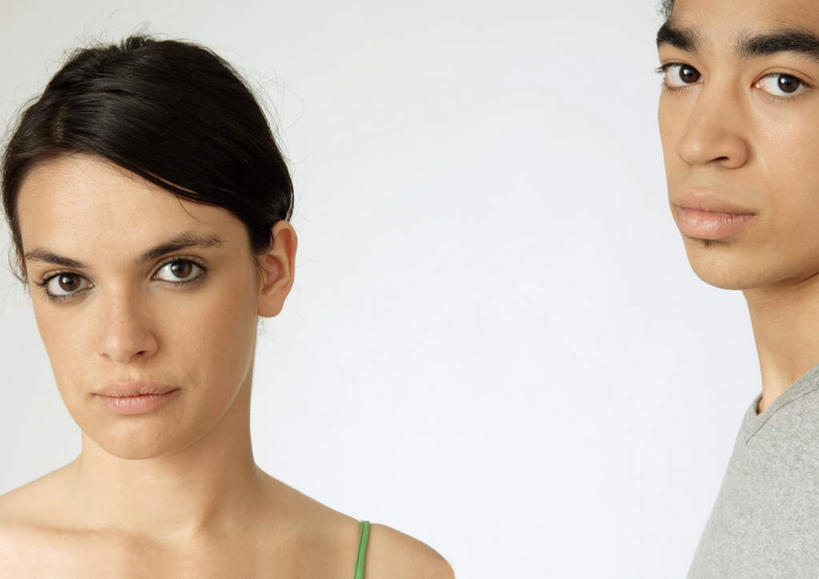 西方人,两个人,夫妻,站,横图,室内,白天,白色背景,侧面,爱情,欧洲,欧洲人,服装,浪漫,注视,休闲装,衣服,观察,看,站着,休闲,休闲服,恩爱,恋人,摄影,服饰,影棚,观看,察看,关注,男人,男性,年轻男性,年轻女性,女人,女性,白种人,情侣,站立,半身,彩图,影棚拍摄,拍摄,伴侣