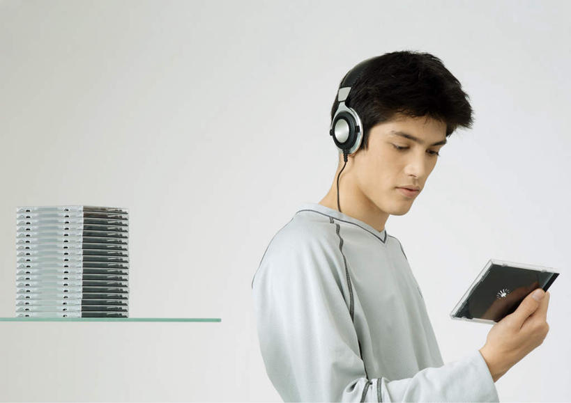 西方人,一个人,坐,举,横图,室内,白天,白色背景,侧面,快乐,满意,幸福,数据,欧洲,欧洲人,仅一个男性,仅一个人,许多,握,服装,信息,光盘,光碟,音响,音乐,拿,拿着,注视,休闲装,娱乐,存储介质,仅一个年轻男性,衣服,灰色,耳机,观察,看,托,享受,休闲,休闲服,放松,握着,叠放,摄影,服饰,影棚,观看,碟片,存储,CD光盘,察看,舒适,享乐,关注,CD唱片,CD光碟,男人,男性,年轻男性,白种人,举着,向上举,向上伸,向上托,坐着,半身,彩图,影棚拍摄,拍摄