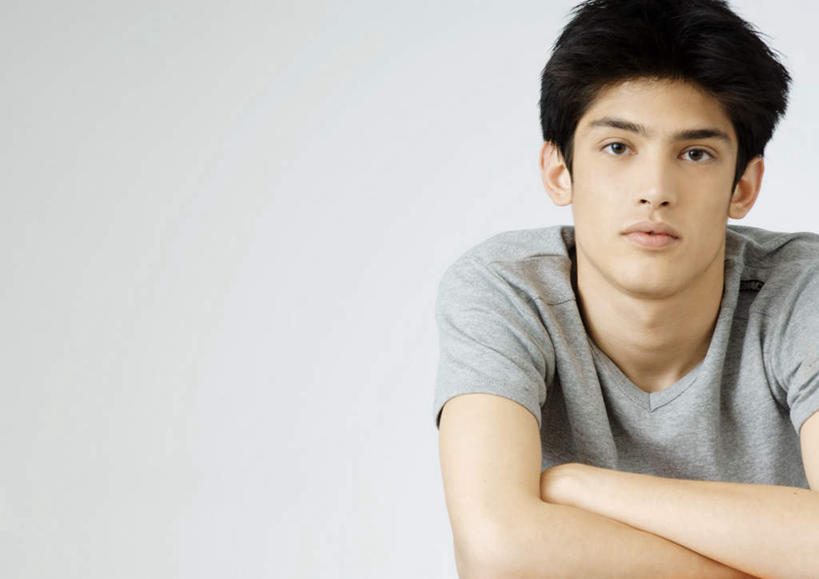 西方人,一个人,坐,双手交叉,横图,室内,白天,白色背景,正面,欧洲,欧洲人,仅一个男性,仅一个人,服装,注视,休闲装,仅一个年轻男性,衣服,灰色,观察,看,趴着,休闲,休闲服,摄影,服饰,影棚,观看,察看,双手抱胸,关注,男人,男性,年轻男性,白种人,趴,坐着,半身,彩图,影棚拍摄,拍摄