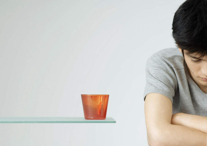 西方人,一个人,坐,双手交叉,横图,室内,白天,白色背景,正面,桌子,杯子,欧洲,欧洲人,仅一个男性,仅一个人,服装,注视,休闲装,玻璃制品,仅一个年轻男性,衣服,灰色,水杯,低头,观察,看,趴着,休闲,休闲服,摄影,服饰,影棚,观看,察看,双手抱胸,关注,男人,男性,年轻男性,白种人,玻璃杯,趴,坐着,半身,彩图,影棚拍摄,拍摄