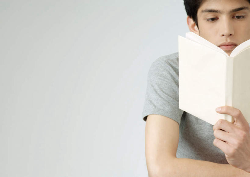 西方人,一个人,坐,举,横图,室内,白天,白色背景,正面,看书,阅读,书籍,欧洲,欧洲人,仅一个男性,仅一个人,握,学习,服装,拿,拿着,注视,休闲装,仅一个年轻男性,衣服,灰色,书本,观察,看,托,休闲,休闲服,读书,浏览,握着,摄影,服饰,影棚,观看,察看,关注,男人,男性,年轻男性,白种人,书,图书,举着,向上举,向上伸,向上托,坐着,半身,彩图,影棚拍摄,拍摄