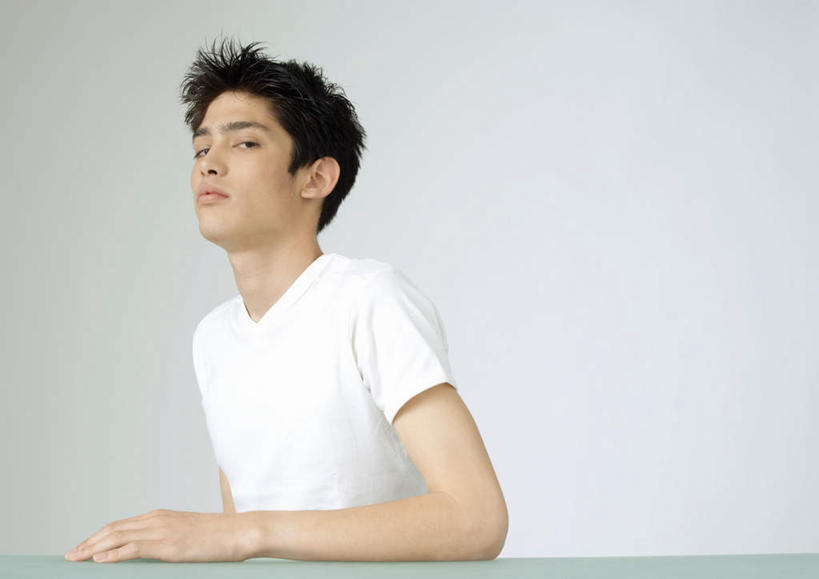 西方人,一个人,坐,横图,室内,白天,白色背景,侧面,桌子,欧洲,欧洲人,仅一个男性,仅一个人,服装,注视,休闲装,仅一个年轻男性,衣服,观察,看,休闲,休闲服,搭,摄影,服饰,影棚,观看,察看,搭着,关注,男人,男性,年轻男性,白种人,抬头,仰头,坐着,半身,彩图,影棚拍摄,拍摄