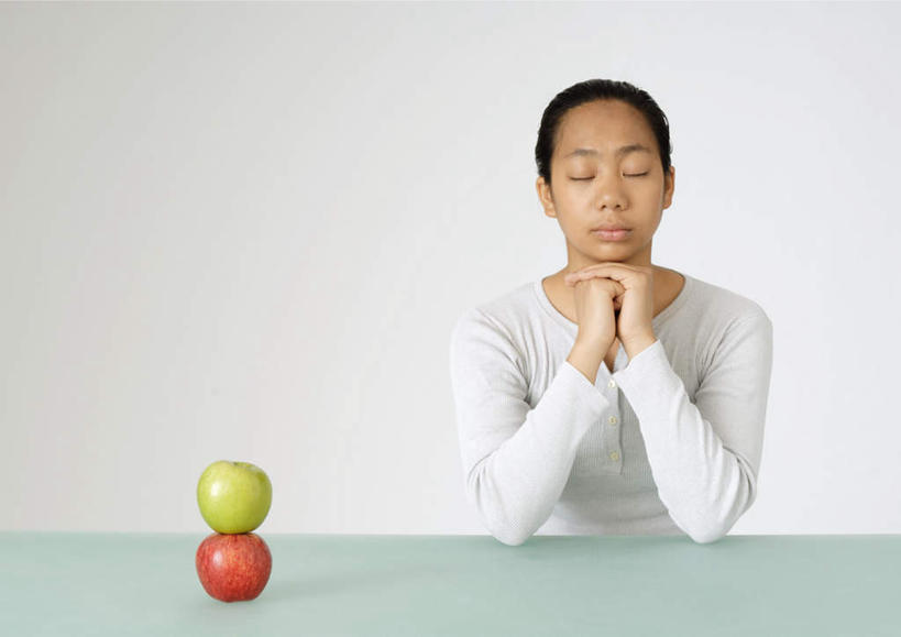 西方人,一个人,坐,举,闭眼,横图,室内,白天,白色背景,正面,桌子,苹果,水果,欧洲,欧洲人,仅一个年轻女性,仅一个女性,仅一个人,撑,服装,新鲜,生食,食品,青色,果实,托腮,注视,休闲装,食物,两个,衣服,红色,观察,看,手势,托,休闲,休闲服,摄影,服饰,有机食品,绿色食品,影棚,观看,察看,关注,托下巴,作揖,拱手,年轻女性,女人,女性,白种人,闭眼睛,闭着眼,闭着眼睛,举着,向上举,向上伸,向上托,坐着,半身,彩图,影棚拍摄,拍摄