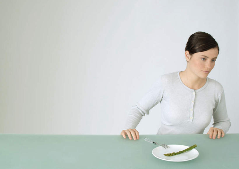 西方人,一个人,坐,横图,室内,白天,白色背景,正面,餐桌,桌子,芦笋,蔬菜,餐具,欧洲,欧洲人,仅一个年轻女性,仅一个女性,仅一个人,服装,新鲜,碟子,盘,叉,食品,注视,休闲装,食物,一个,衣服,绿色,盘子,碟,观察,看,休闲,休闲服,搭,摄影,服饰,有机食品,绿色食品,影棚,单个,餐台,观看,察看,搭着,关注,年轻女性,女人,女性,白种人,猪尾巴,药鸡豆子,石刁柏,蚂蚁杆,龙须菜,狼尾巴根,坐着,半身,彩图,影棚拍摄,拍摄