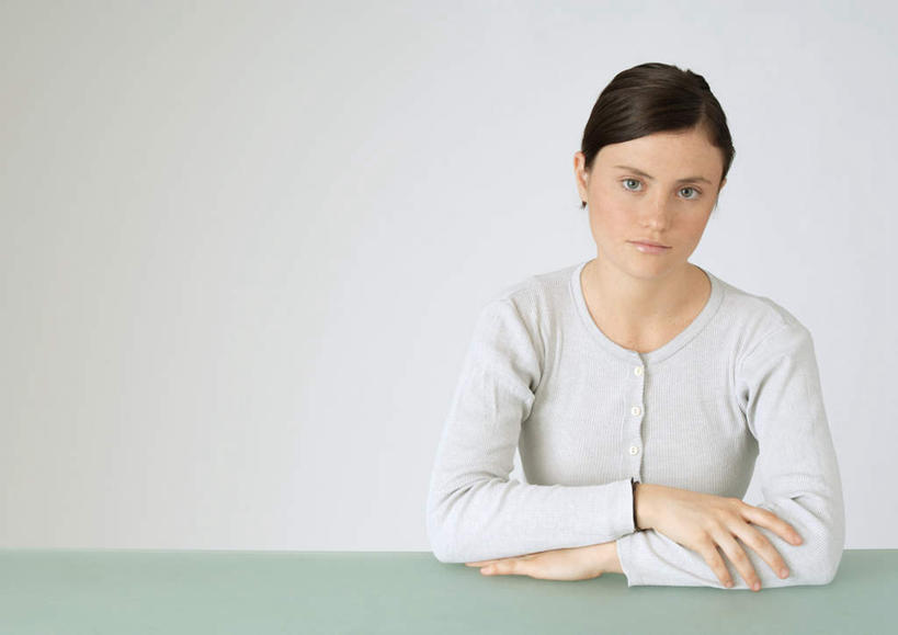 西方人,一个人,坐,双手交叉,横图,室内,白天,白色背景,正面,桌子,欧洲,欧洲人,仅一个年轻女性,仅一个女性,仅一个人,服装,注视,休闲装,衣服,观察,看,休闲,休闲服,摄影,服饰,影棚,观看,察看,双手抱胸,关注,年轻女性,女人,女性,白种人,坐着,半身,彩图,影棚拍摄,拍摄