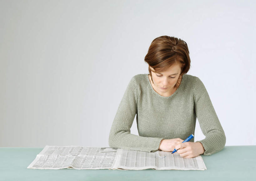 西方人,一个人,坐,横图,室内,白天,白色背景,正面,桌子,报纸,欧洲,欧洲人,仅一个年轻女性,仅一个女性,仅一个人,握,服装,信息,笔,办公用品,拿,拿着,注视,休闲装,画,文具,衣服,学习用品,观察,看,休闲,休闲服,握着,摄影,服饰,影棚,观看,新闻,文具用品,察看,关注,签字笔,年轻女性,女人,女性,白种人,坐着,半身,彩图,影棚拍摄,拍摄,报刊