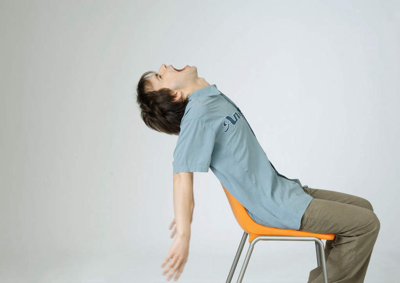 西方人,一个人,坐,伸展双臂,横图,室内,白天,白色背景,侧面,椅子,欧洲,欧洲人,仅一个男性,仅一个人,一张,服装,注视,休闲装,仅一个年轻男性,衣服,黄色,观察,看,张嘴,休闲,休闲服,摄影,服饰,影棚,观看,察看,关注,张大嘴巴,男人,男性,年轻男性,白种人,张开嘴,敞开双臂,伸开双臂,抬头,仰头,展开双肩,张开手臂,张开双臂,坐着,半身,彩图,影棚拍摄,拍摄