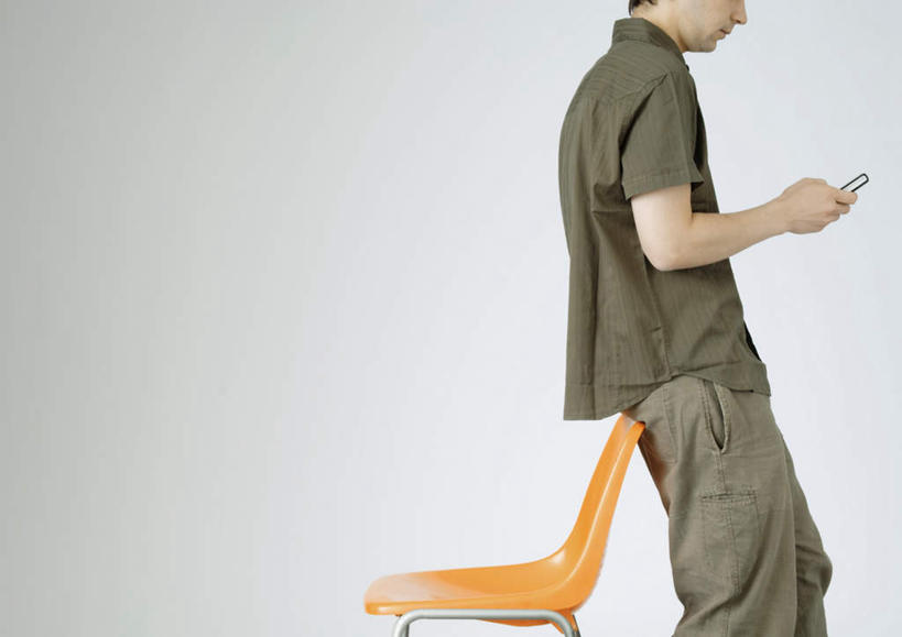 西方人,一个人,站,举,打电话,横图,室内,白天,白色背景,侧面,电话,手机,椅子,欧洲,欧洲人,仅一个男性,仅一个人,一张,握,服装,拿,拿着,注视,休闲装,通讯设备,仅一个年轻男性,衣服,黄色,观察,看,托,站着,休闲,休闲服,握着,摄影,服饰,影棚,观看,察看,关注,交流,男人,男性,年轻男性,白种人,沟通,举着,通话,向上举,向上伸,向上托,站立,半身,彩图,影棚拍摄,拍摄