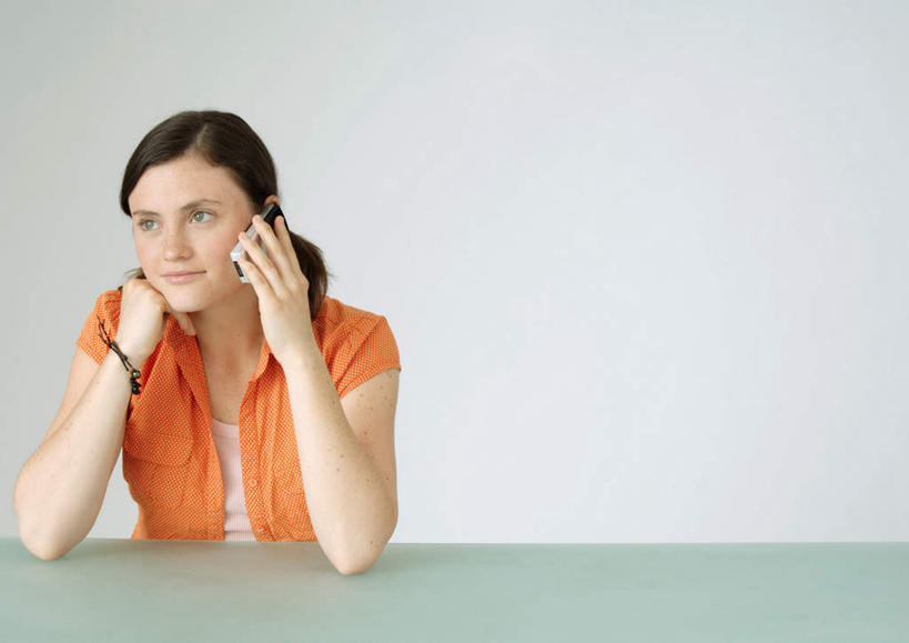 西方人,一个人,坐,举,笑,打电话,微笑,横图,室内,白天,白色背景,正面,桌子,电话,手机,欧洲,欧洲人,仅一个男性,仅一个人,撑,握,服装,拿,拿着,托腮,注视,休闲装,通讯设备,仅一个年轻男性,衣服,手链,观察,看,托,休闲,休闲服,橙色,握着,摄影,服饰,影棚,观看,察看,关注,托下巴,交流,男人,男性,年轻男性,白种人,沟通,举着,通话,向上举,向上伸,向上托,坐着,半身,彩图,影棚拍摄,拍摄