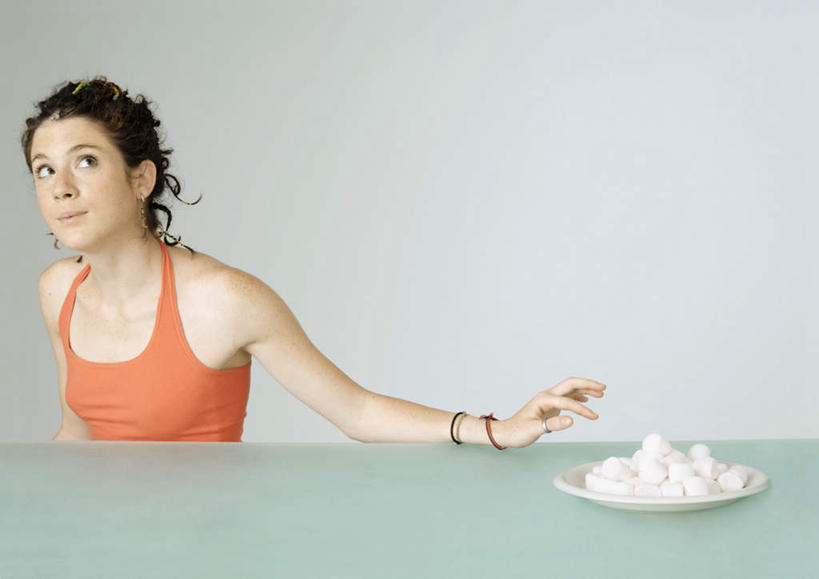 西方人,一个人,坐,笑,微笑,横图,室内,白天,白色背景,正面,桌子,餐具,欧洲,欧洲人,仅一个年轻女性,仅一个女性,仅一个人,握,服装,碟子,盘,拿,拿着,注视,休闲装,棉花糖,衣服,盘子,手链,碟,观察,看,休闲,休闲服,橙色,伸手,握着,摄影,服饰,影棚,观看,察看,关注,年轻女性,女人,女性,白种人,坐着,半身,彩图,影棚拍摄,拍摄