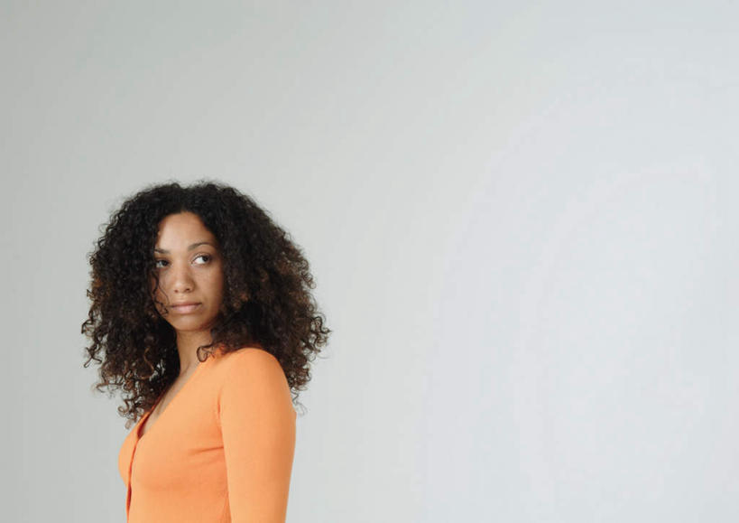 西方人,一个人,站,横图,室内,白天,白色背景,侧面,欧洲,欧洲人,仅一个年轻女性,仅一个女性,仅一个人,服装,注视,休闲装,衣服,观察,看,站着,休闲,休闲服,橙色,摄影,服饰,影棚,观看,察看,关注,年轻女性,女人,女性,白种人,站立,半身,彩图,影棚拍摄,拍摄