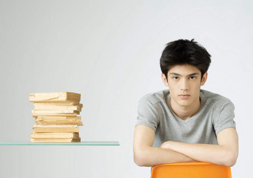 西方人,一个人,坐,双手交叉,横图,室内,白天,白色背景,正面,桌子,书籍,椅子,欧洲,欧洲人,仅一个男性,仅一个人,一张,许多,服装,注视,休闲装,仅一个年轻男性,衣服,黄色,观察,看,休闲,休闲服,橙色,叠加,摄影,服饰,影棚,观看,察看,双手抱胸,关注,男人,男性,年轻男性,白种人,书,图书,坐着,半身,彩图,影棚拍摄,拍摄