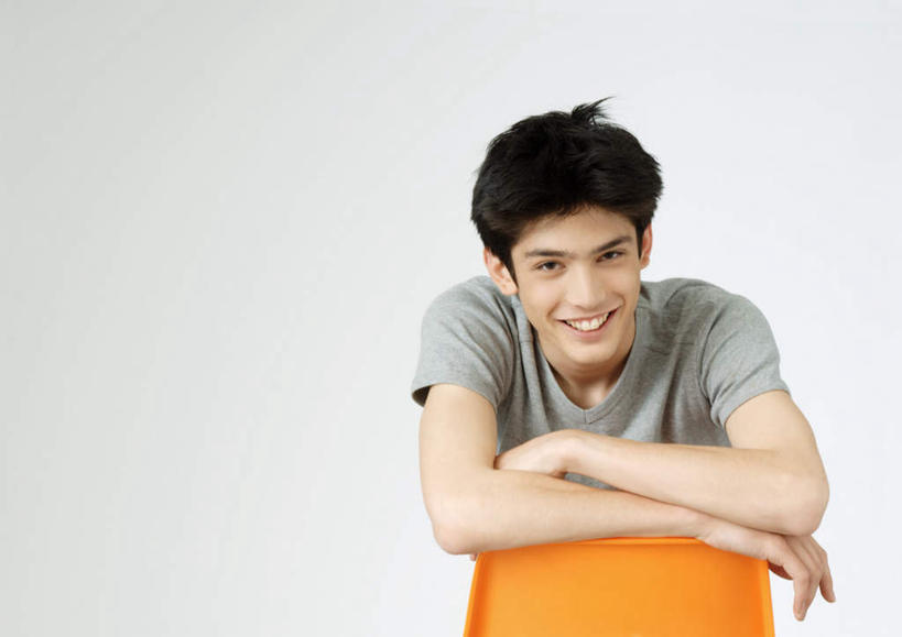 西方人,一个人,坐,笑,双手交叉,微笑,露齿笑,横图,室内,白天,白色背景,正面,椅子,欧洲,欧洲人,仅一个男性,仅一个人,一张,服装,注视,休闲装,仅一个年轻男性,衣服,黄色,观察,看,休闲,休闲服,橙色,摄影,服饰,影棚,观看,察看,双手抱胸,关注,男人,男性,年轻男性,白种人,坐着,半身,彩图,影棚拍摄,拍摄