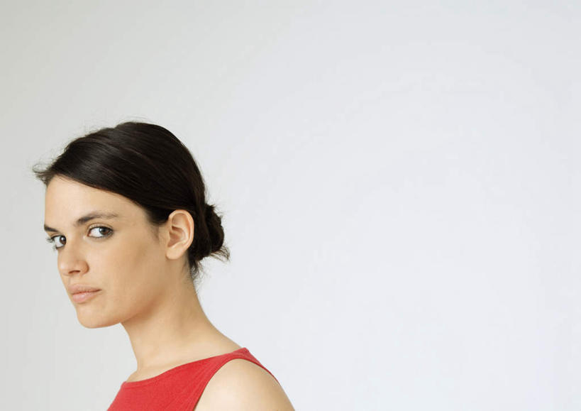 西方人,一个人,站,横图,室内,白天,白色背景,侧面,欧洲,欧洲人,仅一个年轻女性,仅一个女性,仅一个人,服装,注视,休闲装,衣服,观察,看,站着,休闲,休闲服,摄影,服饰,影棚,观看,察看,关注,年轻女性,女人,女性,白种人,站立,半身,彩图,影棚拍摄,拍摄